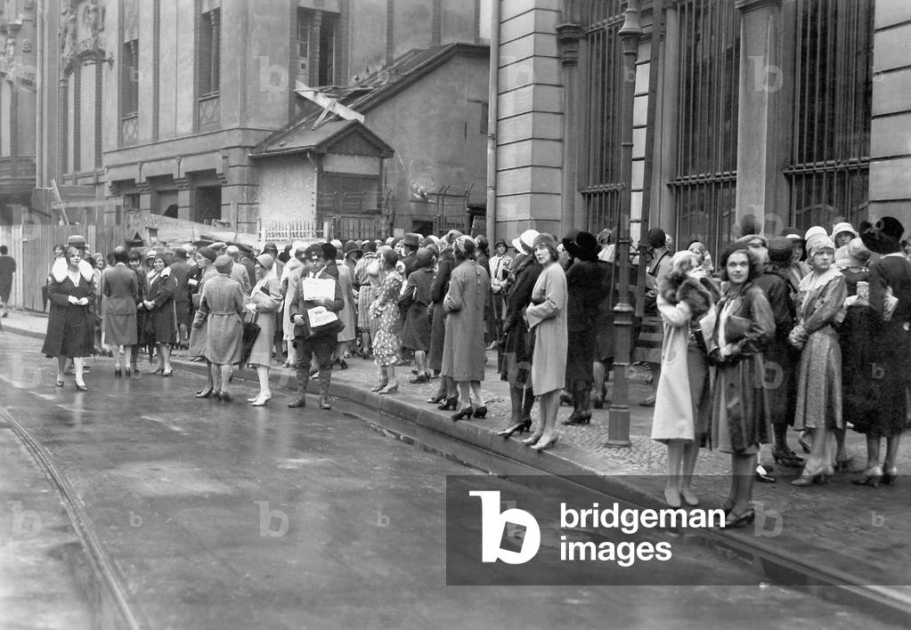 Job seeker women apply at the Haller-Revue (b/w photo)