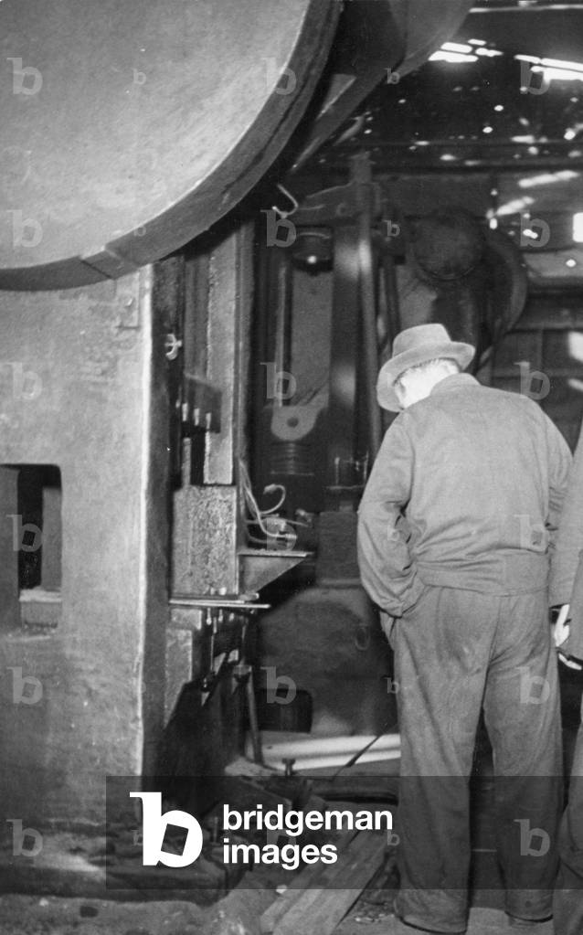 Installation work at the Bochumer Verein, 1949 (b/w photo)