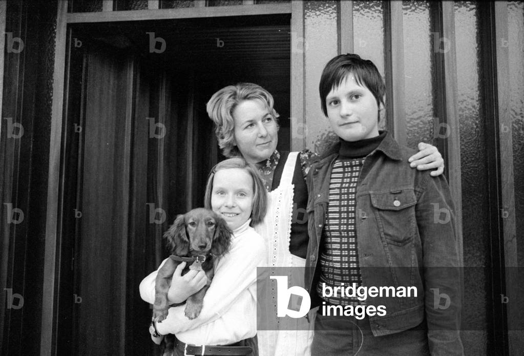 Housewife with children, 1974 (b/w photo)