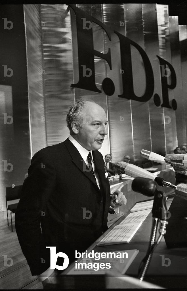 Party Chairman Walter Scheel makes a speech at the congress of the FDP, Nuremberg, June 1969 (b/w photo)