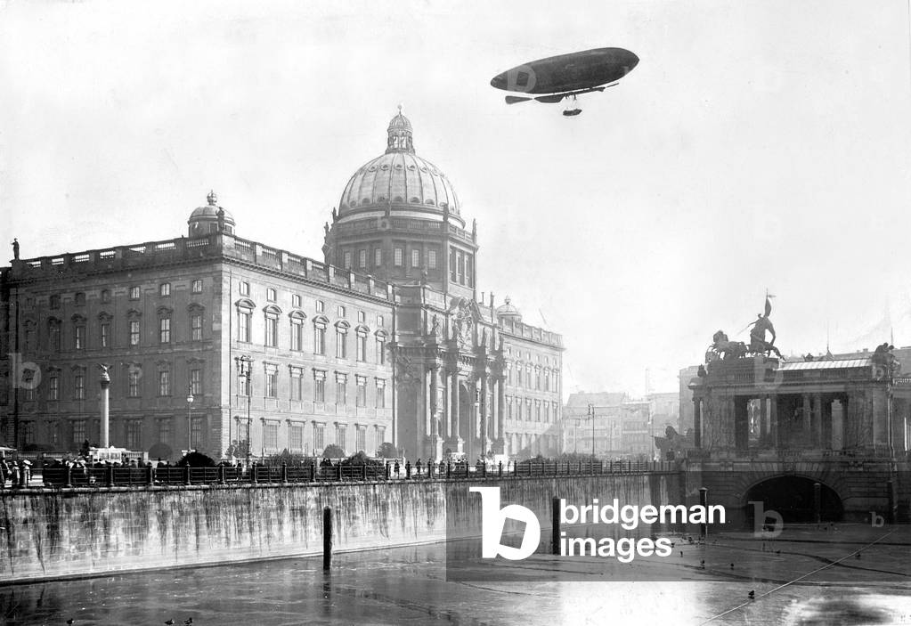 Military balloon 'Gross II' above the Berliner Stadtschloss, 1909 (b/w photo)