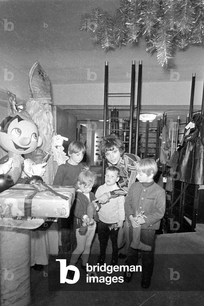 Visit of Santa Claus at the kids' clothing store of Uschi Glas, 1970 (b/w photo)