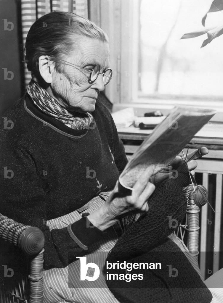 Old lady, 1934 (b/w photo)