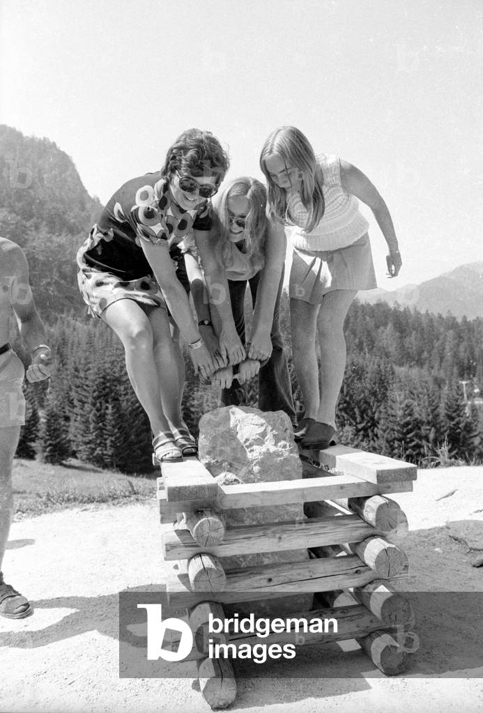 Stone lifting, 1974 (b/w photo)