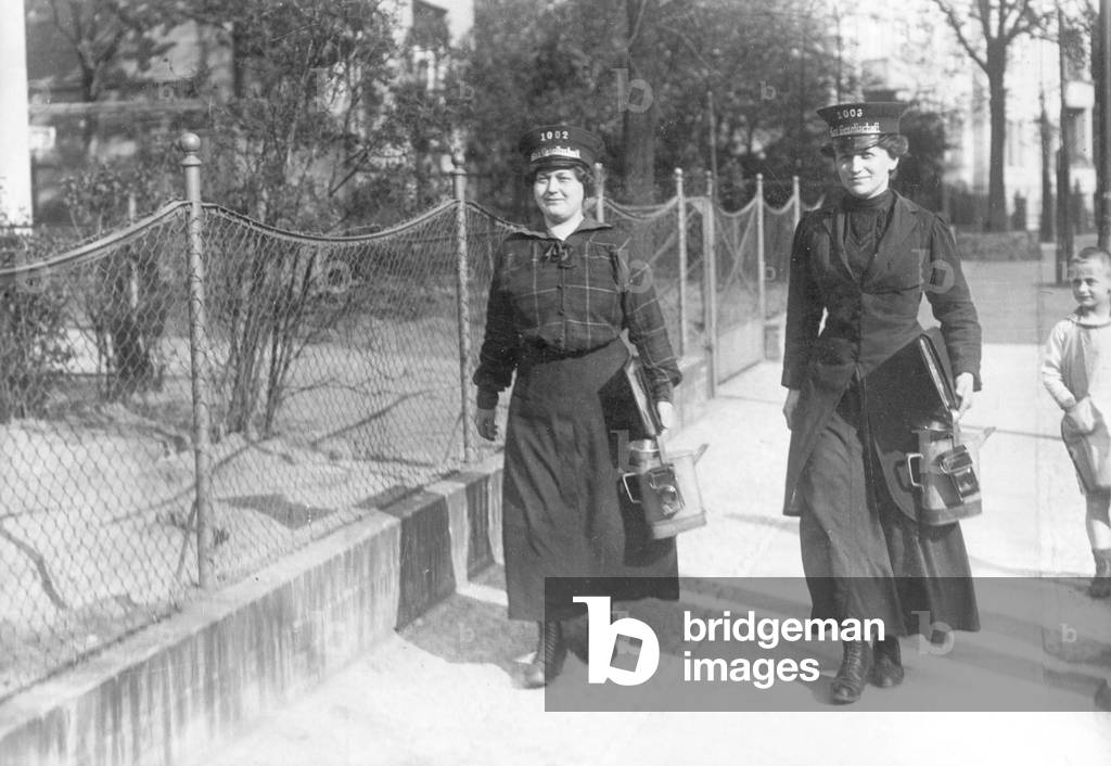 Female civil servants of a gas company in Berlin-Steglitz, 1915 (b/w photo)