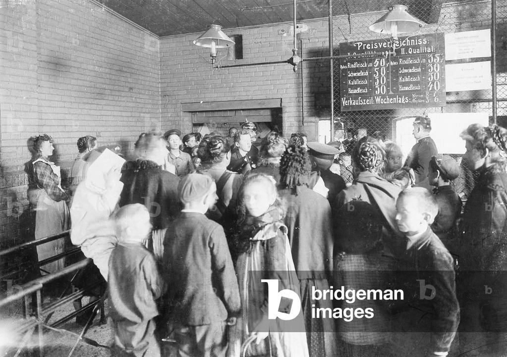 Crowd in a cheap meat counter in Berlin, 1905 (b/w photo)