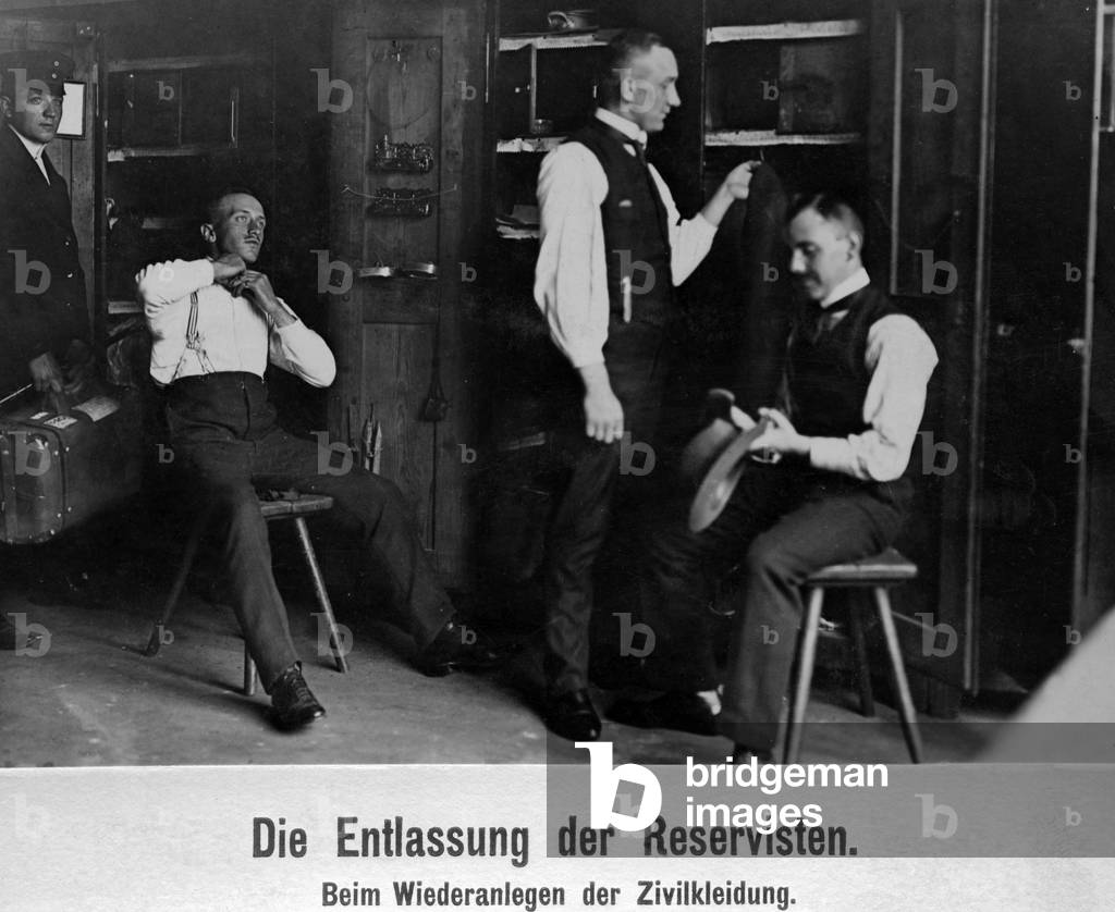 Discharge of reservists, 1913 (b/w photo)