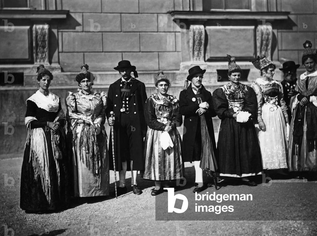 Trachtengruppe (people in traditional costume) at the Folk Costume Festival in Munich, 1895 (b/w photo)