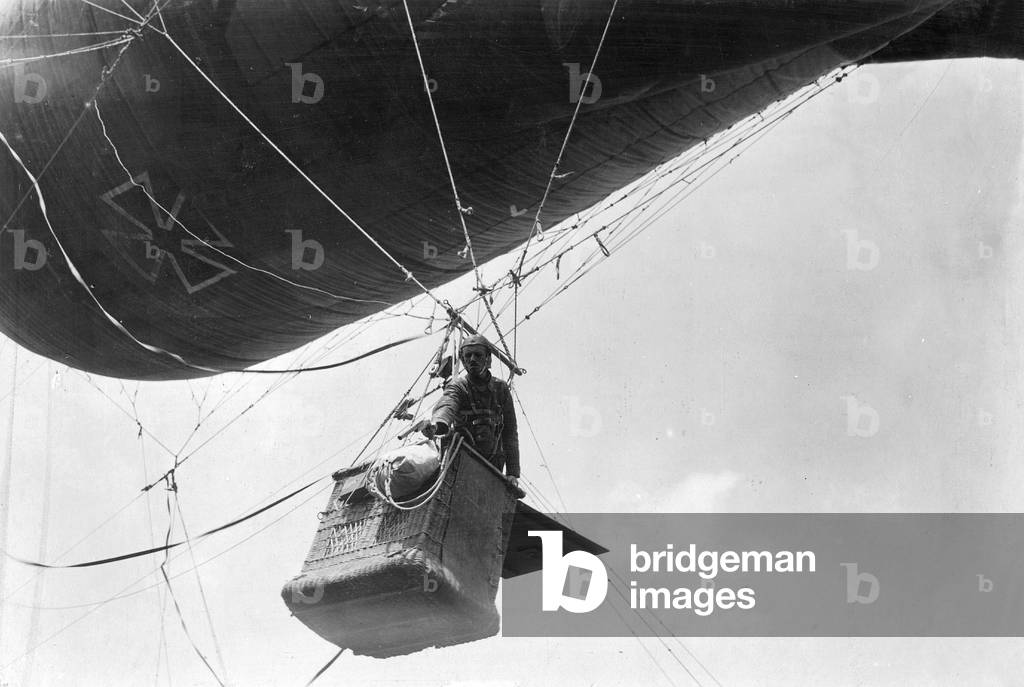 German hot air balloon observer on the Western front, 1918 (b/w photo)