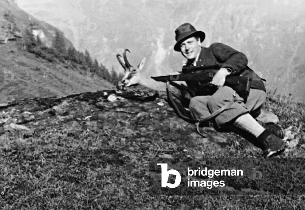 Wolf Albach-Retty hunting (b/w photo)
