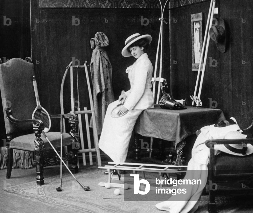 Women's fashion, 1911 (b/w photo)
