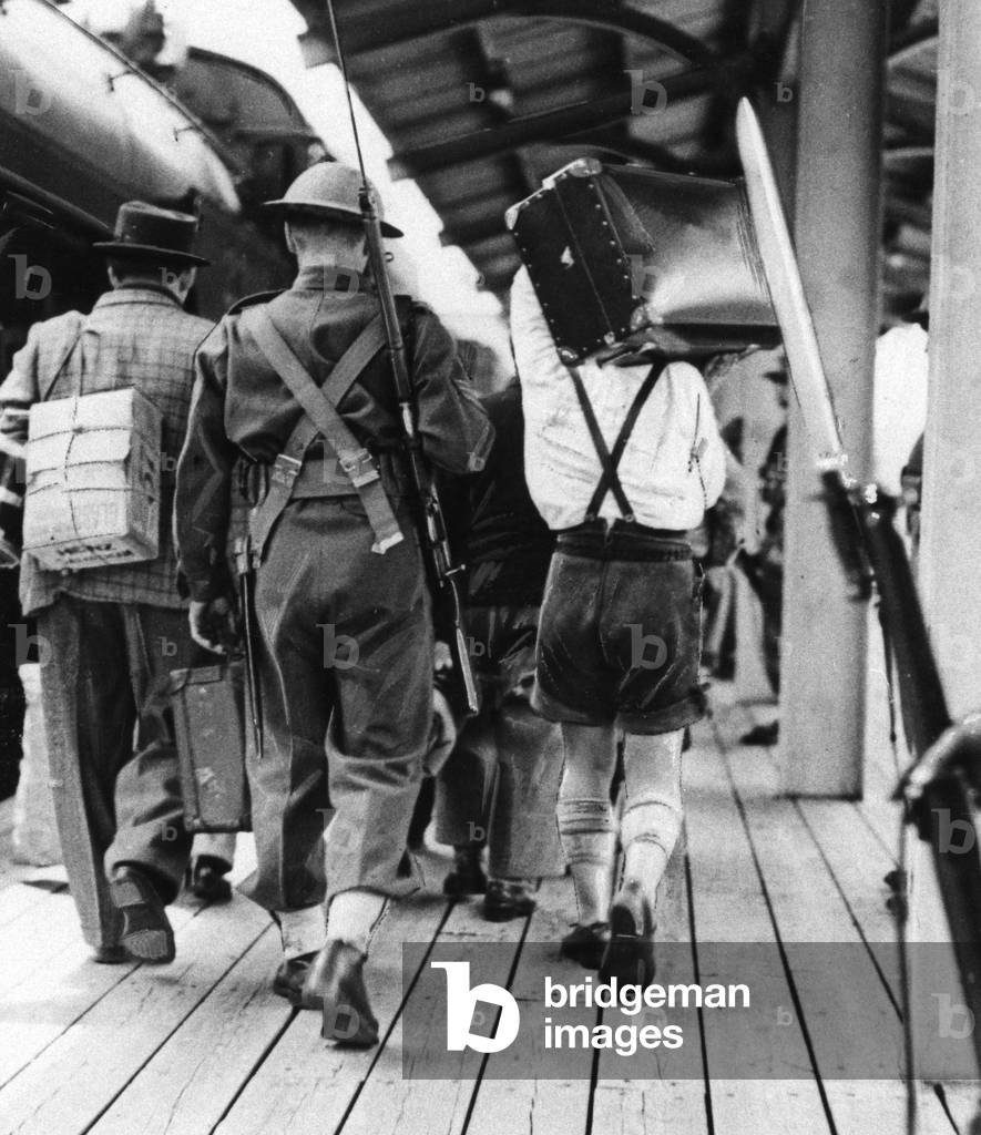 Detention of German passport holders, 1939 (b/w photo)