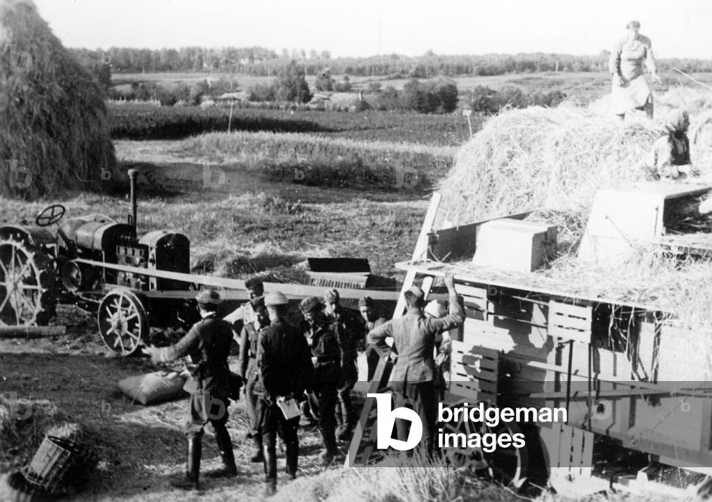 German soldiers supervise the harvest, 1942 (b/w photo)