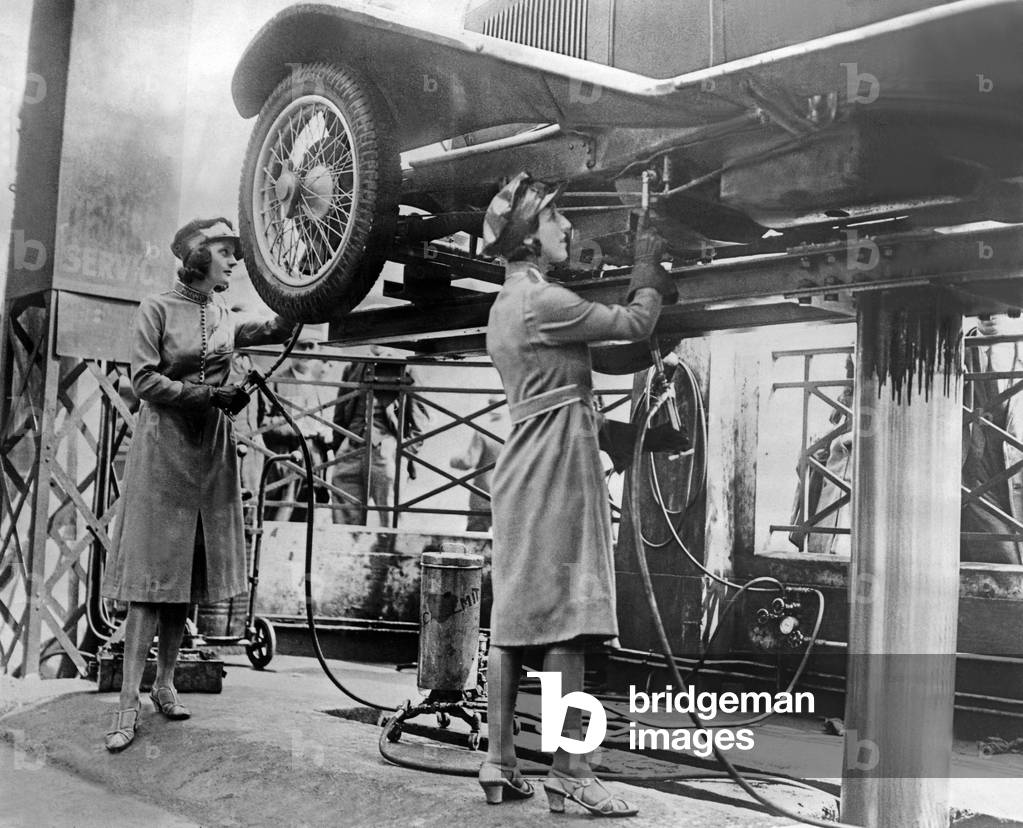 Gas station in London, 1931