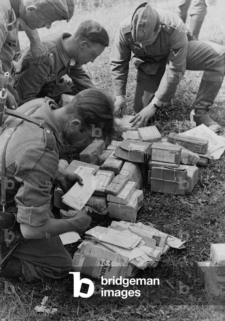 Reception of the army postal service on the Eastern Front, 1941 (b/w photo)