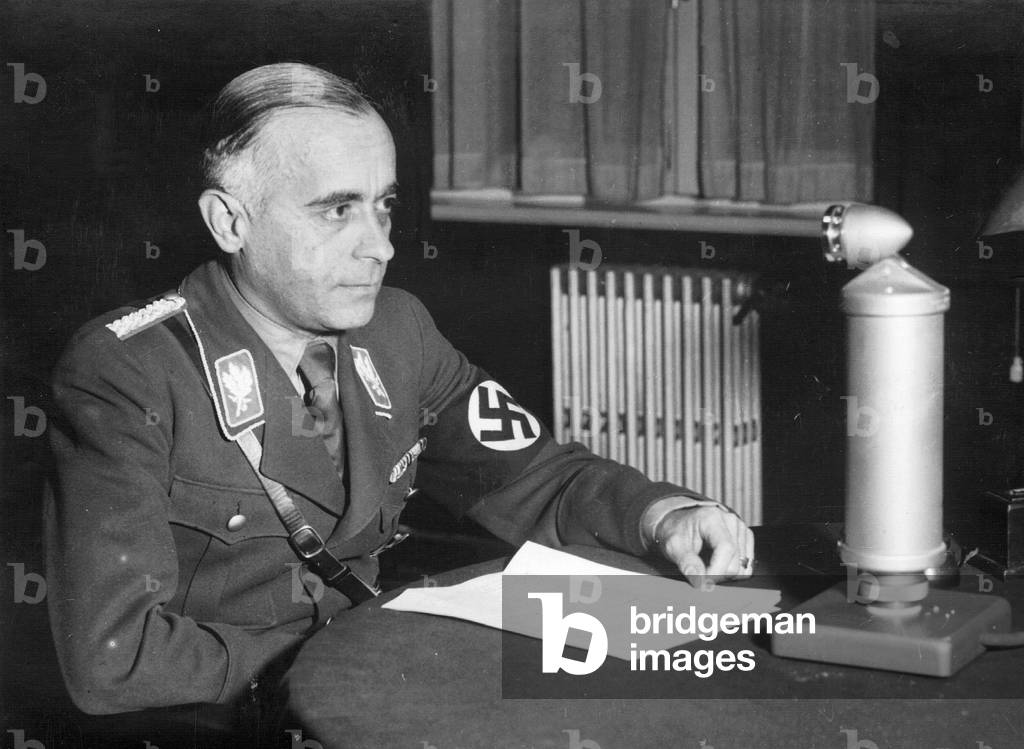 Hans von Tschammer und Osten giving a radio talk, 1934 (b/w photo)