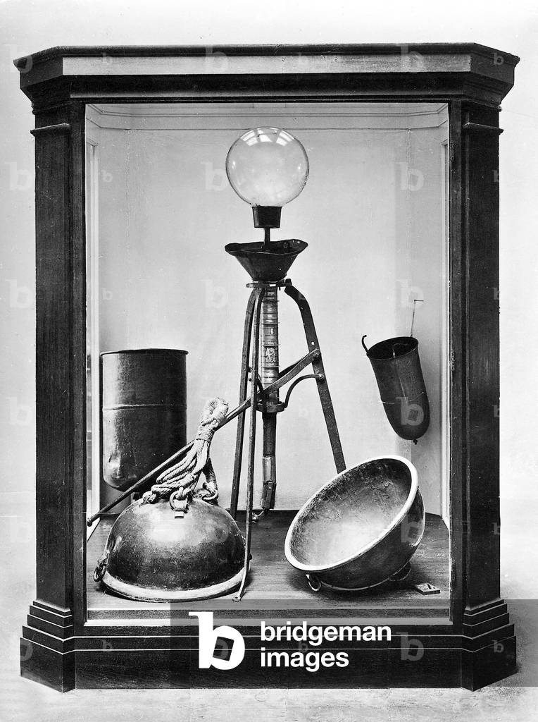 Air pump and the Magdeburg hemispheres (b/w photo)