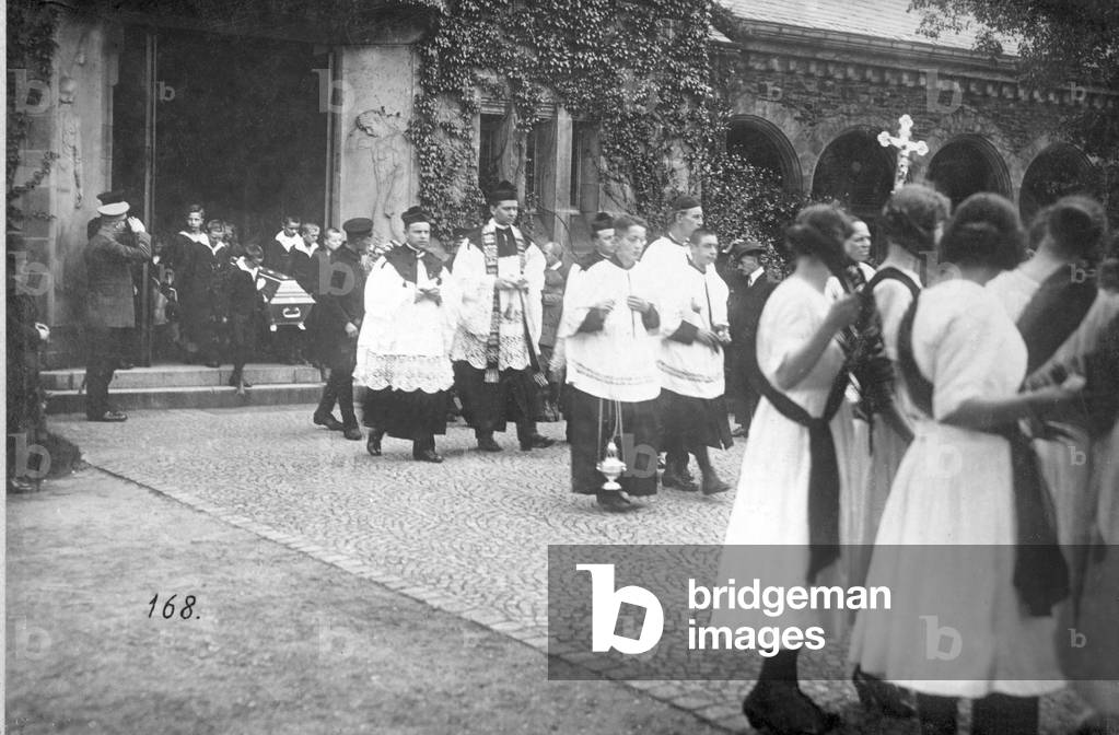 Burial of the student Hans Hermes, 1923
