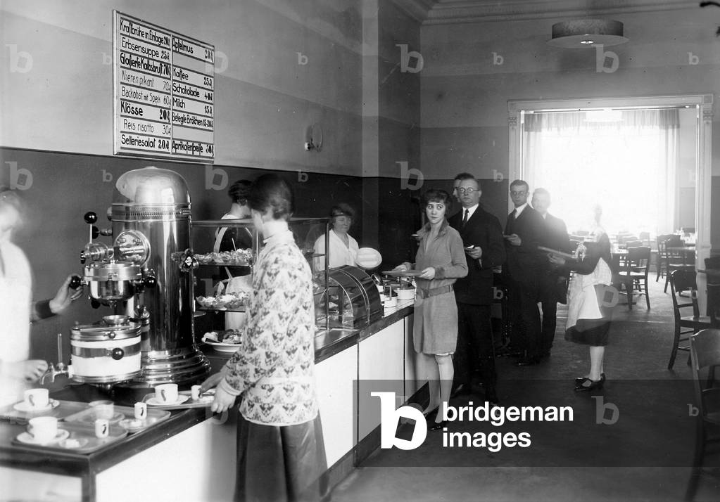 'Eating House' in Berlin, 1929 (b/w photo)