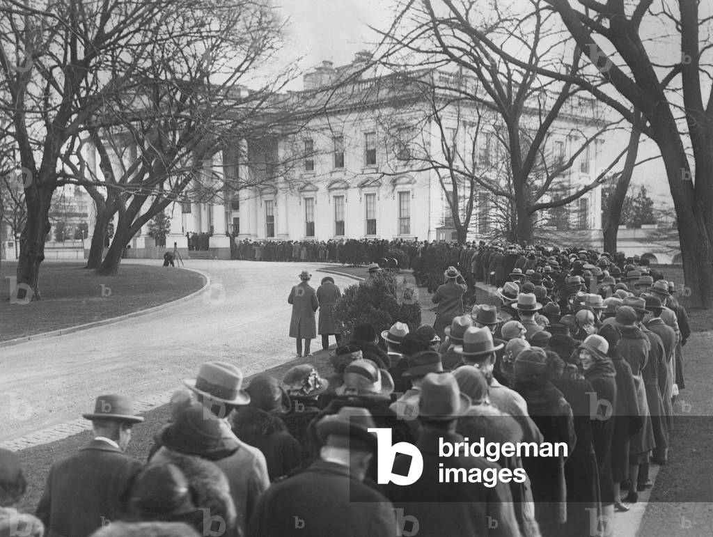 Line in front of the White House in Washington at New Years, 1926 (b/w photo)