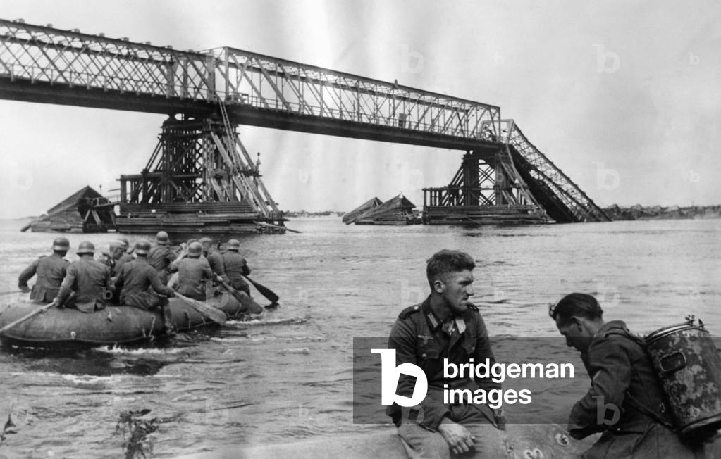 German troops crossing the Dnieper River, 1941 (b/w photo)