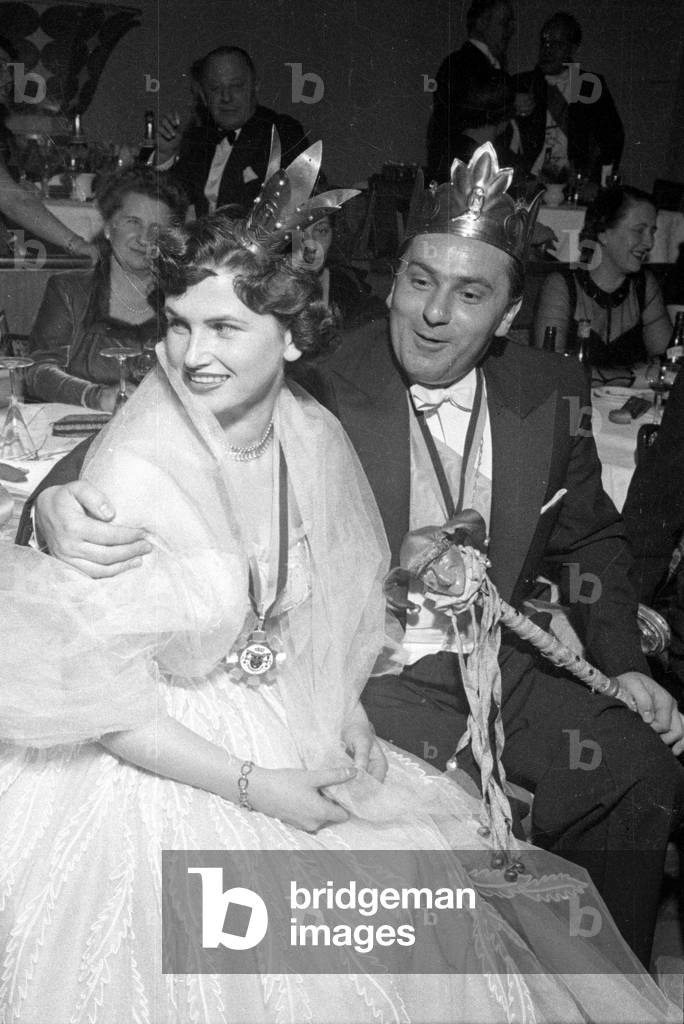 Marching in of the Fasching prince and princess of the Munich Narrhalla, 1952 (b/w photo)
