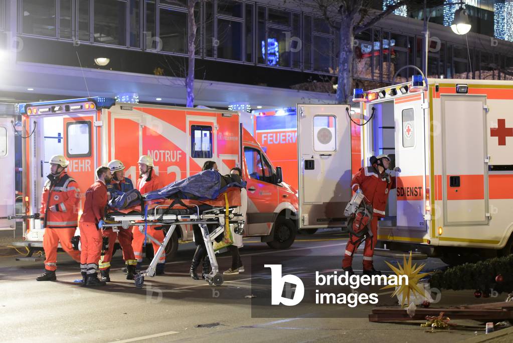 First responders, policemen, rescue services and fire brigade supply the injured after the alleged terrorist attack with a truck on the Berlin Christmas market at the Breitscheidplatz, 2016 (photo)