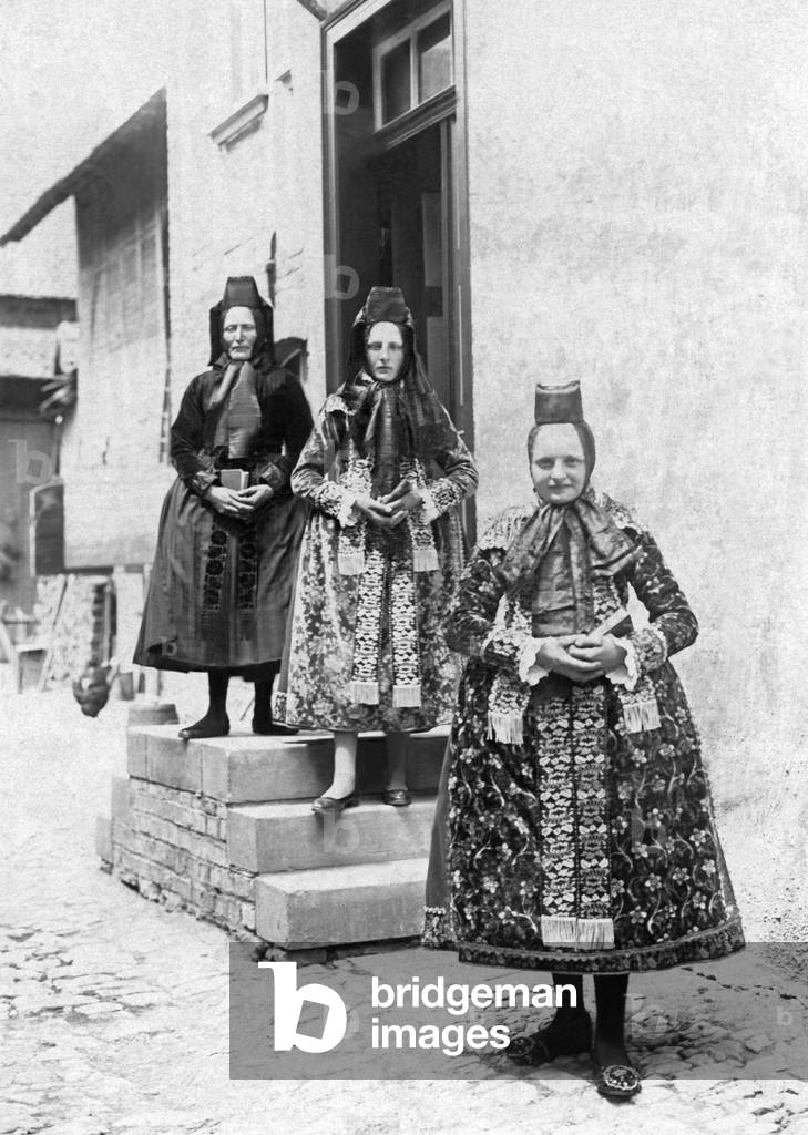 Women in Hessian costume, 1916 (b/w photo)