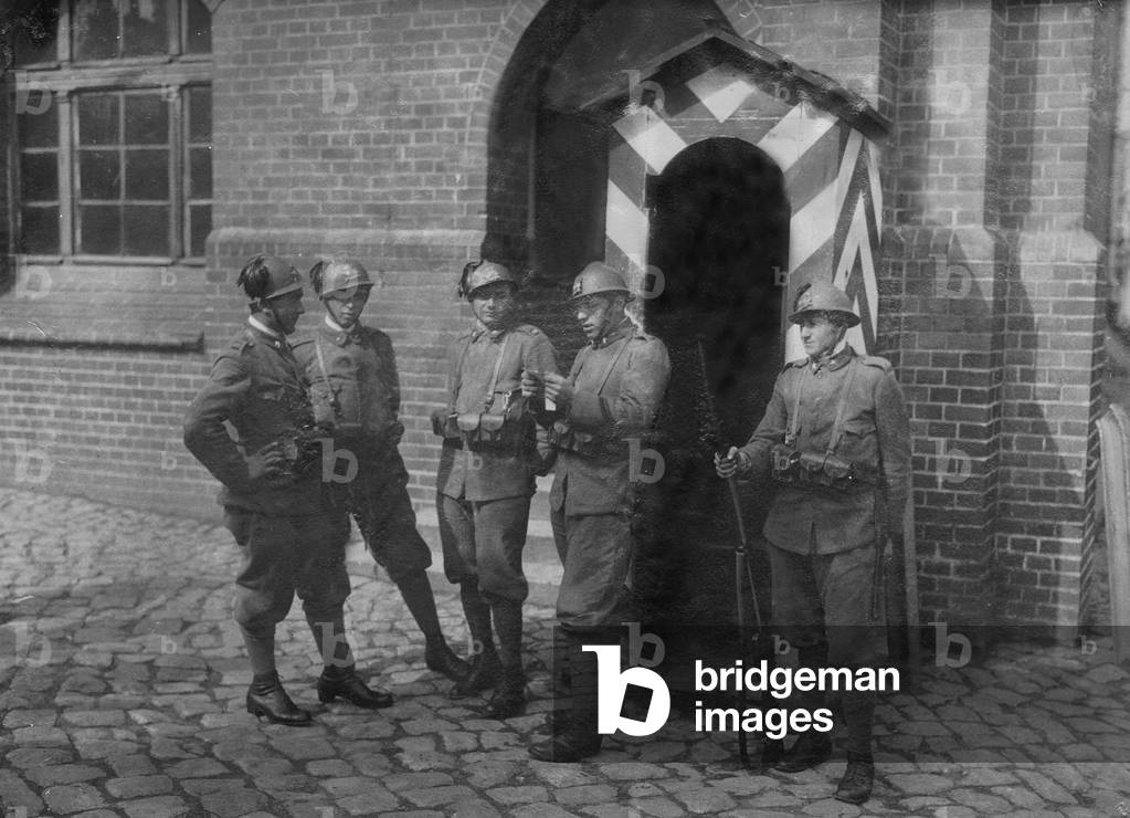 Italian soldiers in front of the Prussian barrack in Marienburg, 1920 (b/w photo)