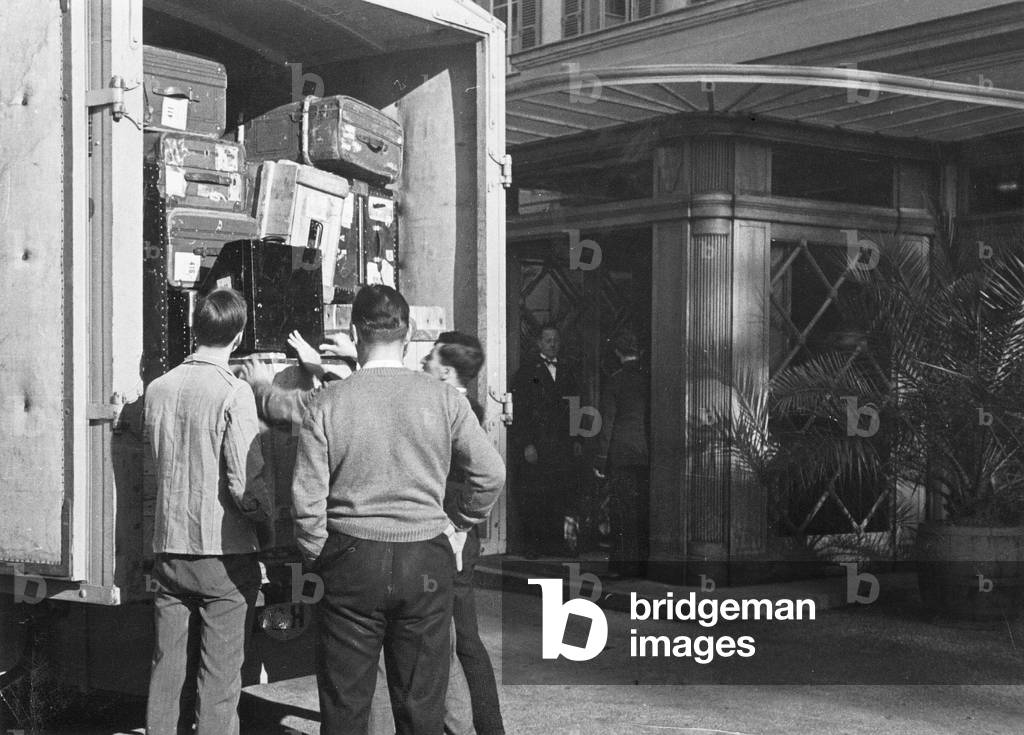 Staff loads the luggage of German diplomats in Geneva, 1933 (b/w photo)