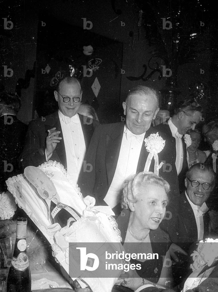 Hans Ehard with guests at the Chrysanthemum Ball, 1954 (b/w photo)