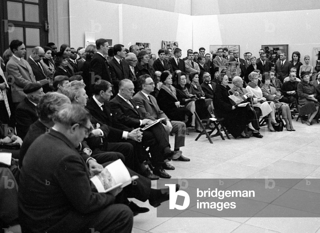 Presentation of the Burda Prize for Fine Arts in Munich, 1963 (b/w photo)