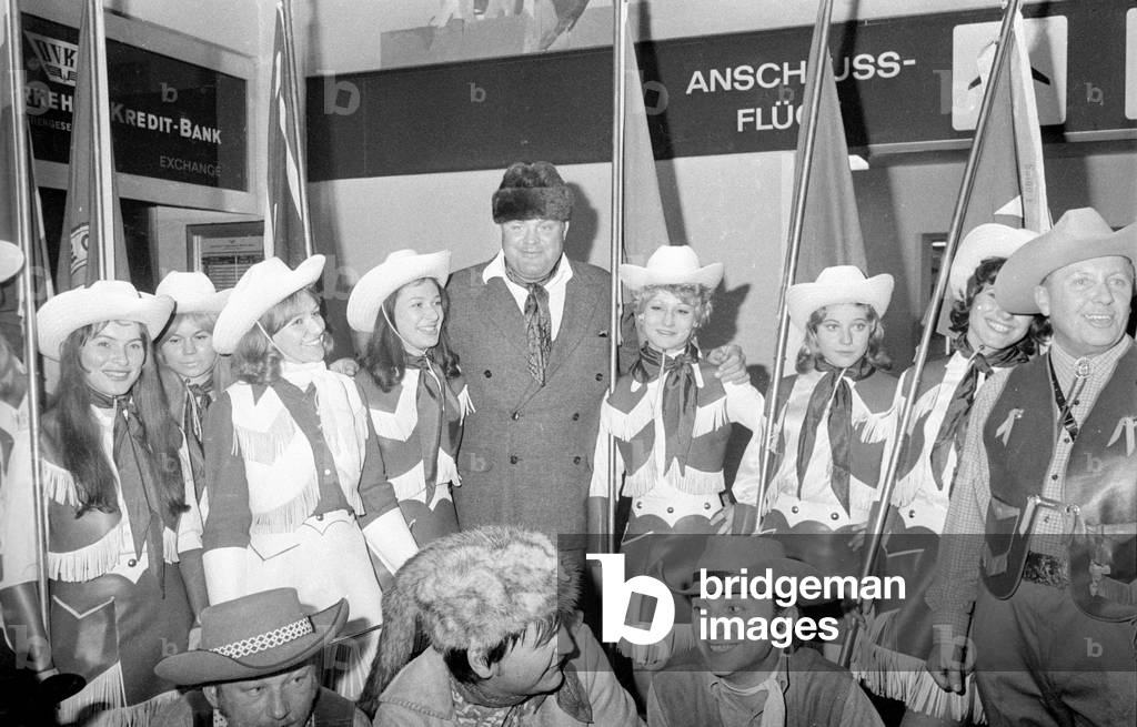 Dan Blocker at the Frankfurt am Main airport, 1971 (b/w photo)