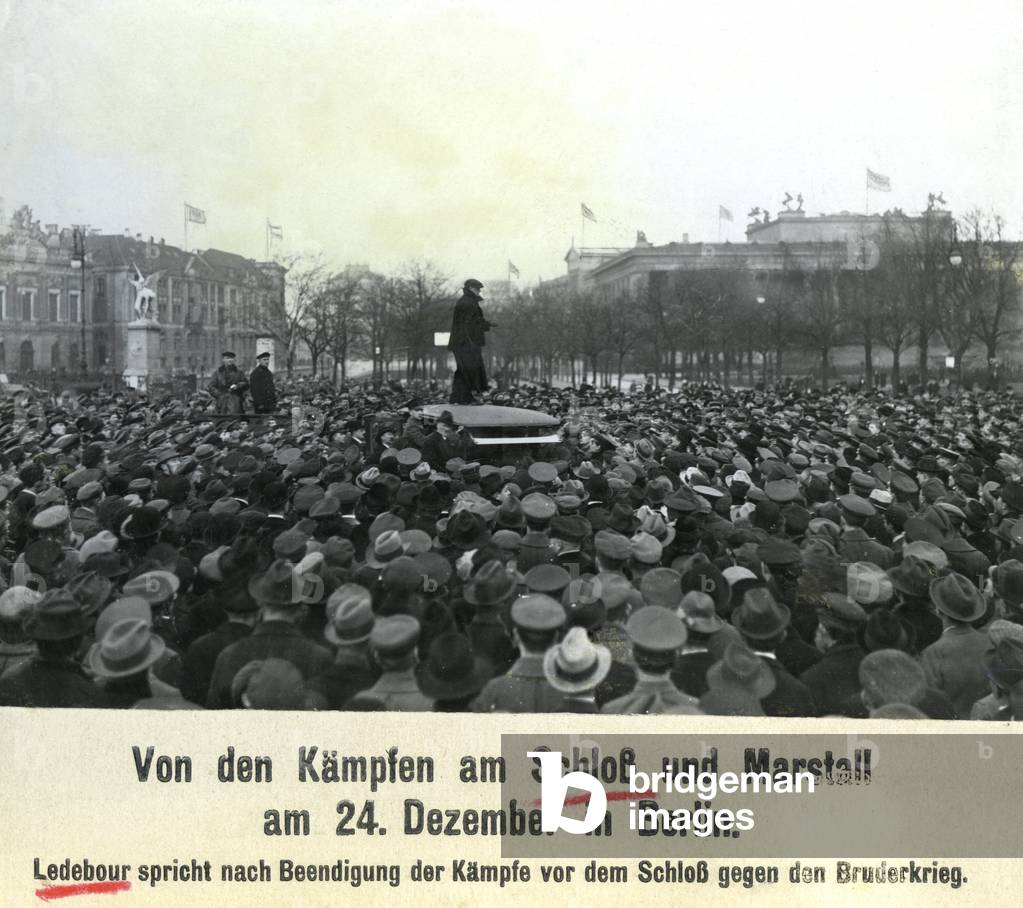 Georg Ledebour in front of the City Palace, 1918