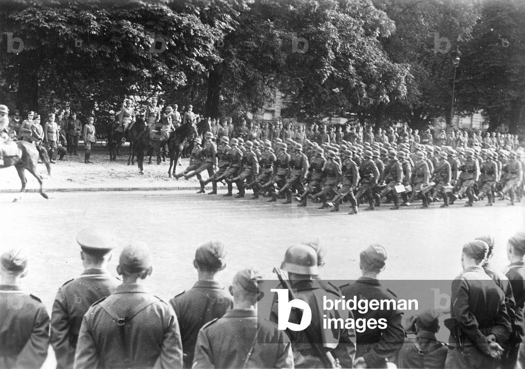 German soldiers parade in Paris, 1940 (b/w photo)