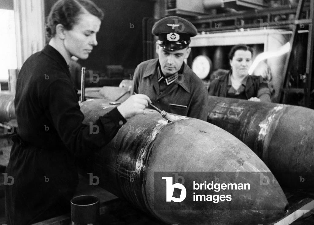 Women in the arms industry, bomb production, 1940/41 (b/w photo)
