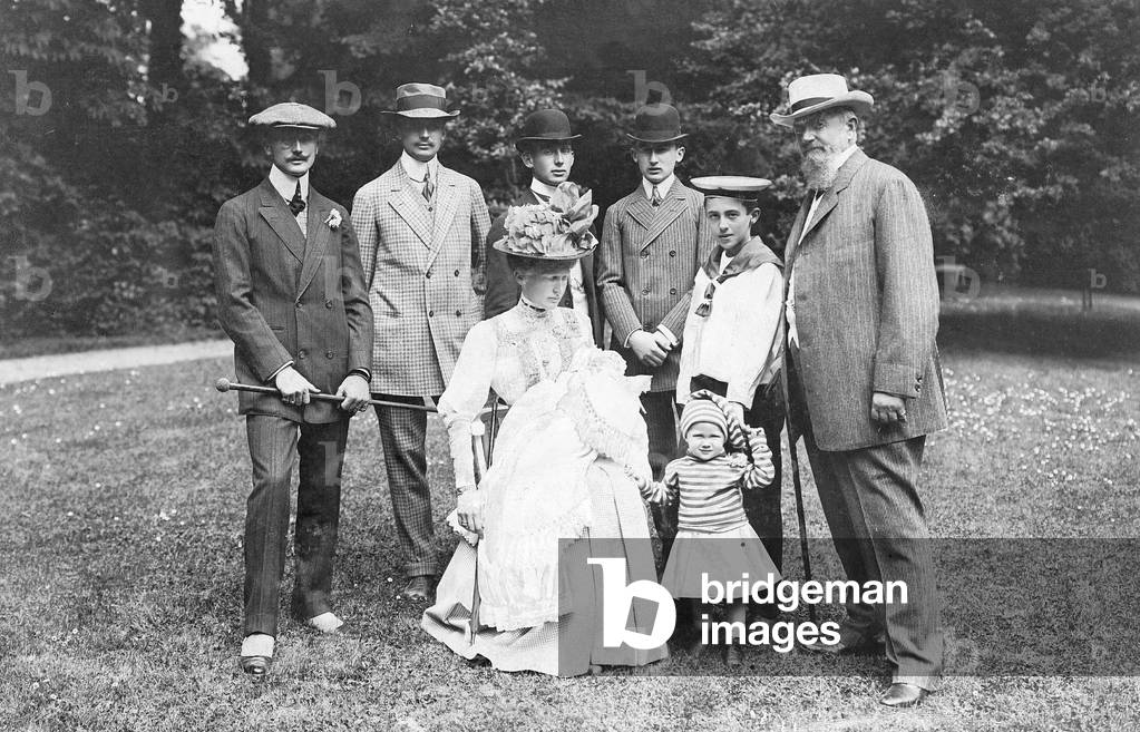 The family of the princes of Schaumburg-Lippe, 1908 (b/w photo)