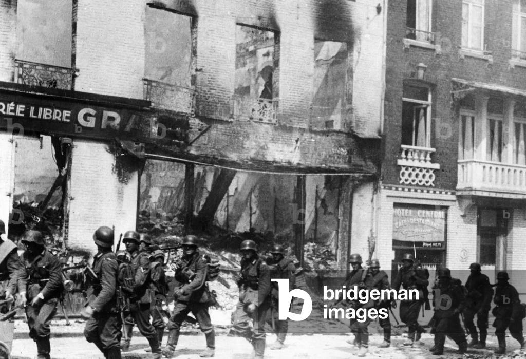 German soldiers in Maubeuge, 1940 (b/w photo)