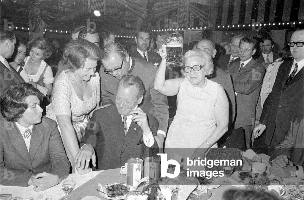 Willy Brandt as guest in the marquee of Fischer-Vroni, 1970 (b/w photo)