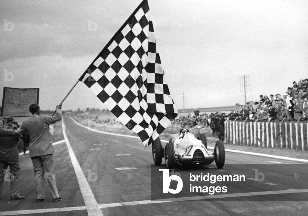 Hermann Paul Müller winning the Grand-Prix of France, 1939 (b/w photo)