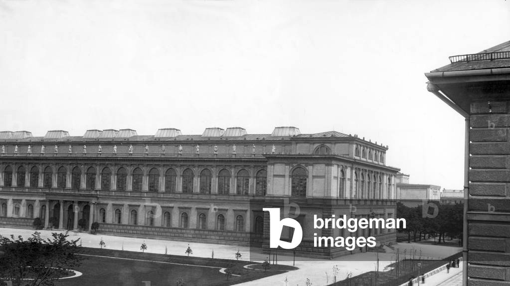 The Alte Pinakothek in Munich (b/w photo)