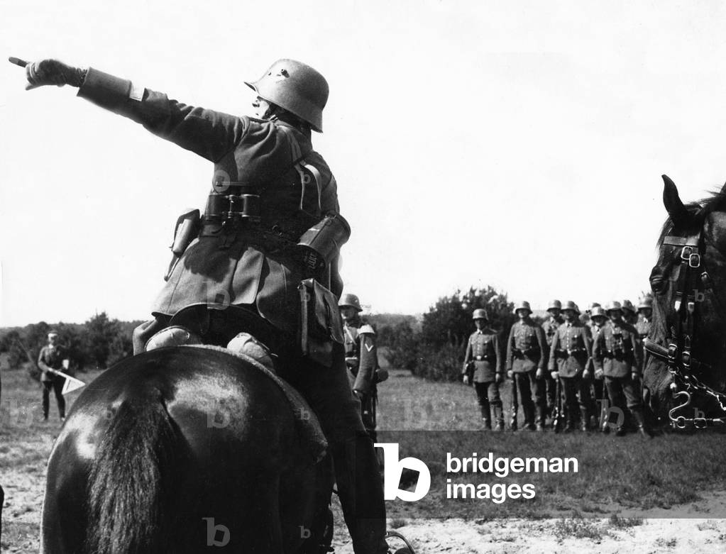 Officer of the Reichswehr giving instructions at a maneuver (b/w photo)