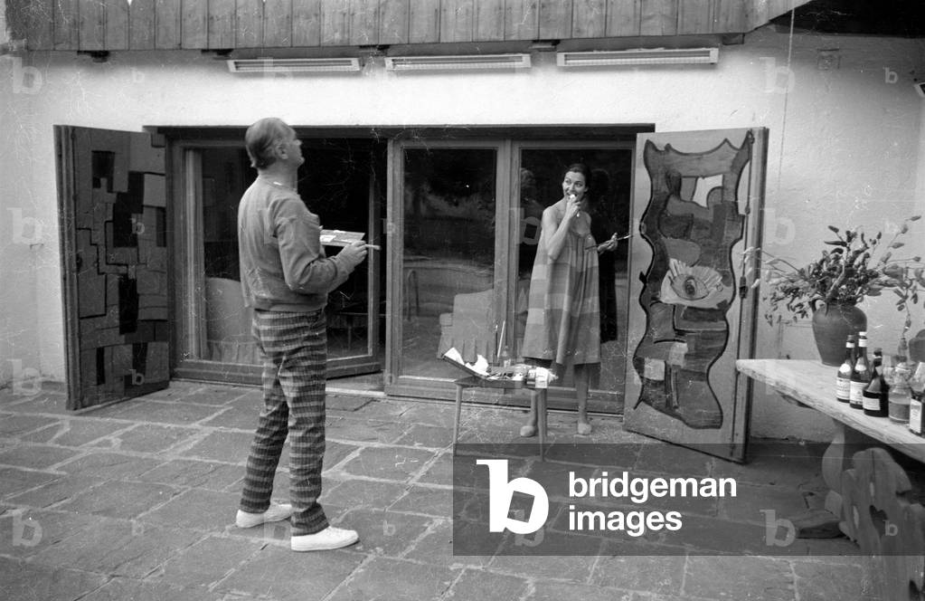 Curd Juergens and Simone Bicheron when painting, 1959 (b/w photo)