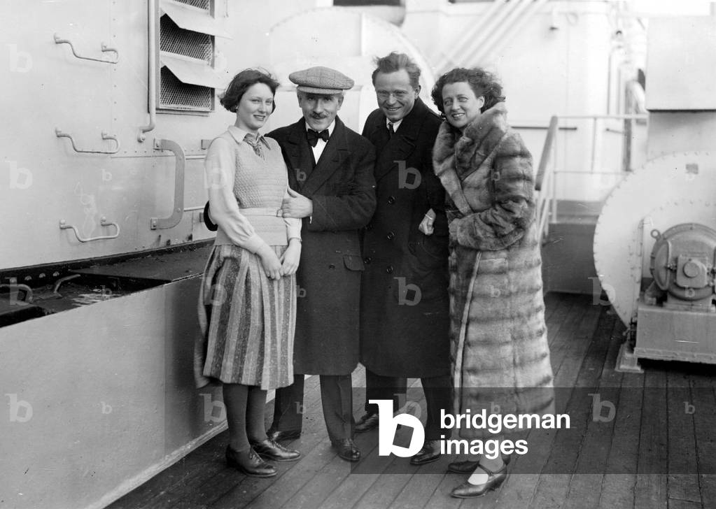 Arturo Toscanini (2nd from left), Adolf Busch and wife and daughter on board of the 'Albert Ballin' (b/w photo)