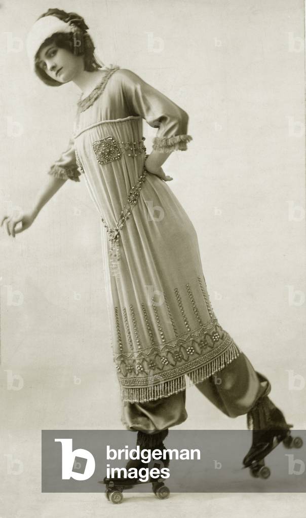 Ladies' fashion from 1911 (b/w photo)