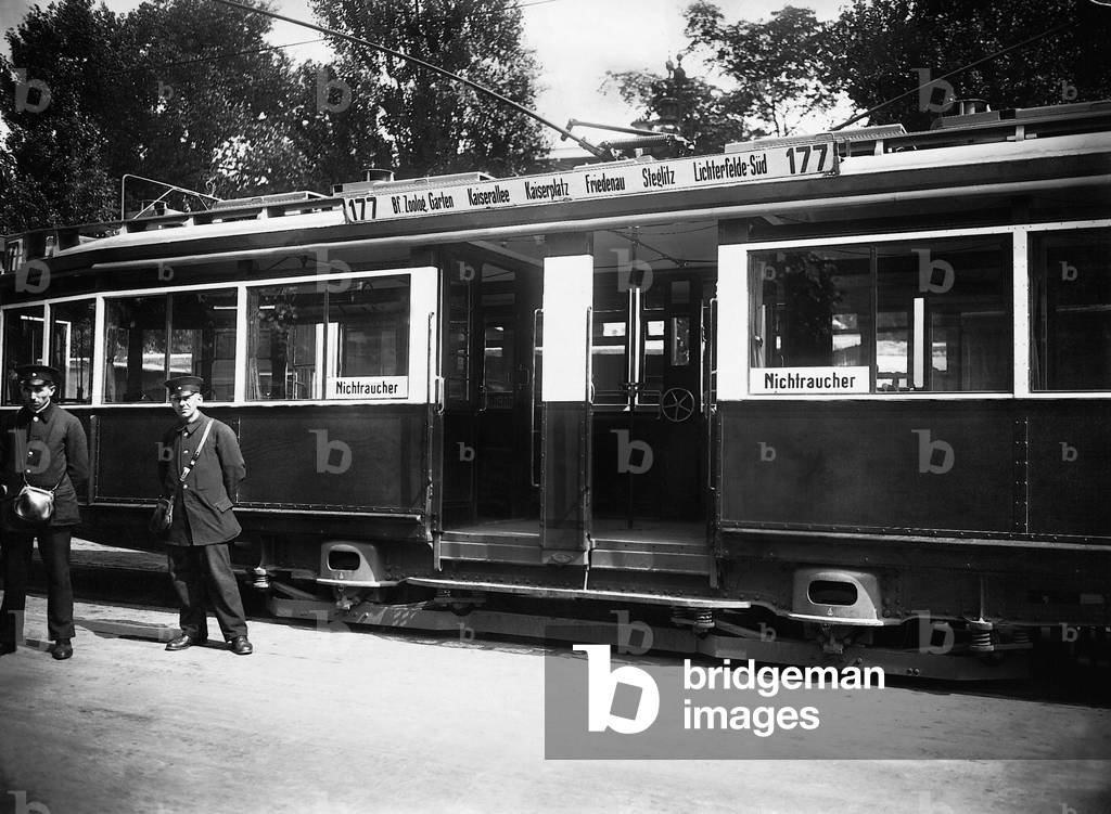 Berlin streetcars, 1927 (b/w photo)