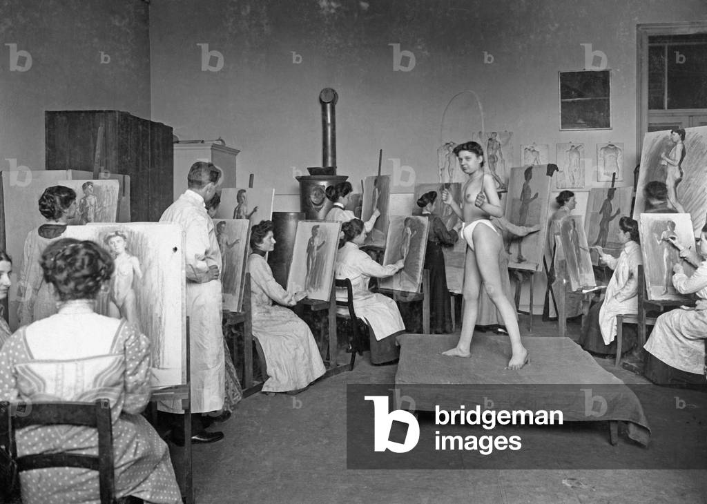Ladies' class in a Munich art school when drawing nudes, 1907 (b/w photo)