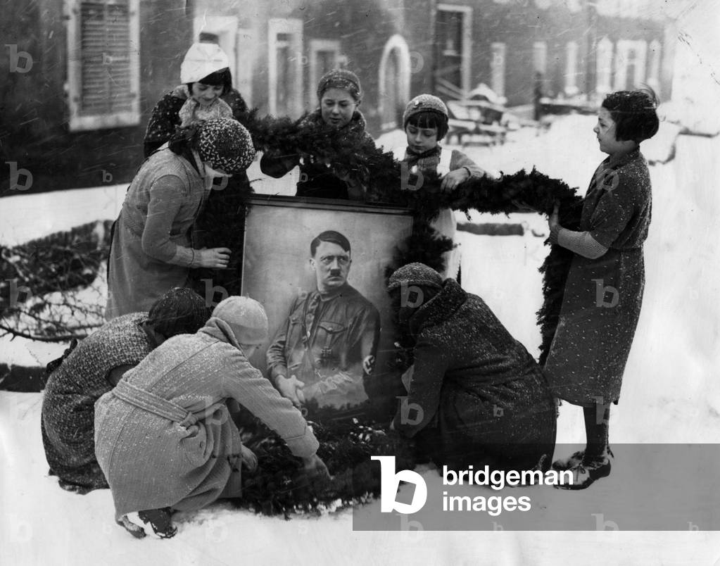 Children and Hitler cult in Berus (Saarlouis district), 1935 (b/w photo)
