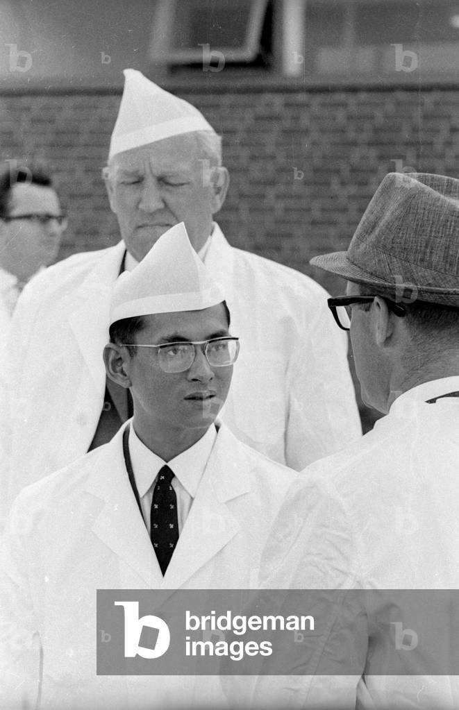 The Thai royal couple in a fish factory in Bremen, 1966 (b/w photo)