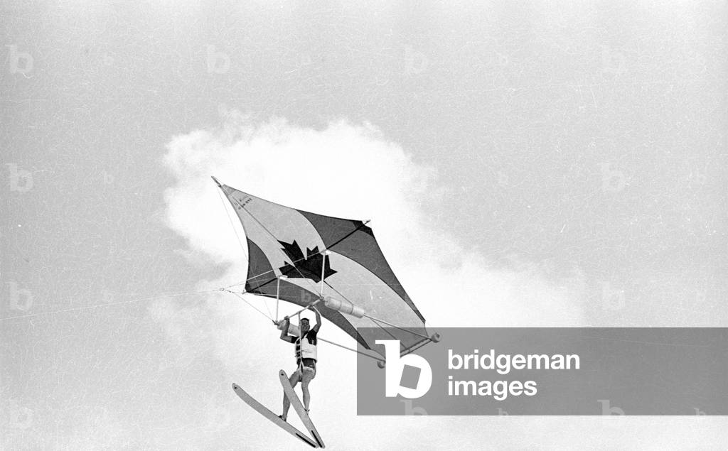 Udo Juergens hang gliding, 1971 (b/w photo)